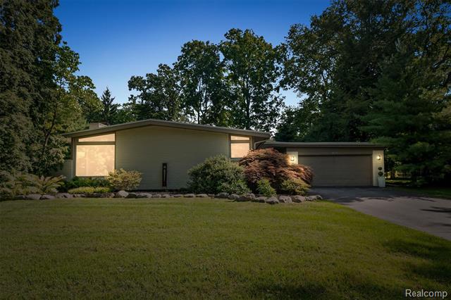 front view picture of 921 Arden Ln, Birmingham, MI. 48009