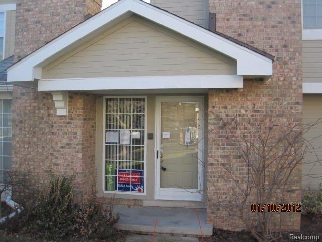 front view picture of 6633 Bellows Ct, West Bloomfield, MI. 48322