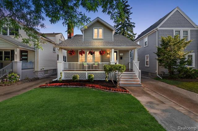 front view picture of 716 W Lincoln St, Birmingham, MI. 48009