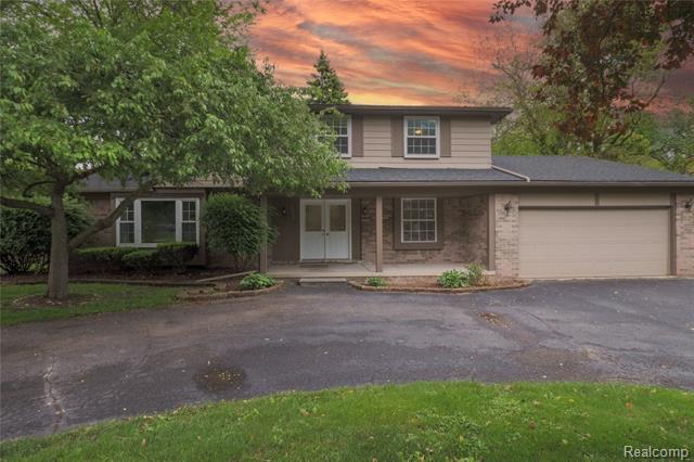front view picture of 6868 Vachon Dr, Bloomfield Hills, MI. 48301