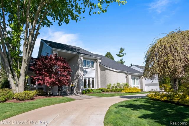 front view picture of 6566 Bristol Dr, West Bloomfield, MI. 48322