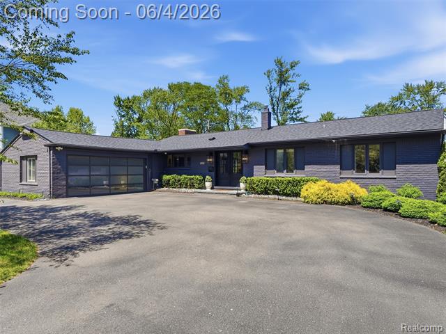 front view picture of 2950 Middlebury Ln, Bloomfield Hills, MI. 48301