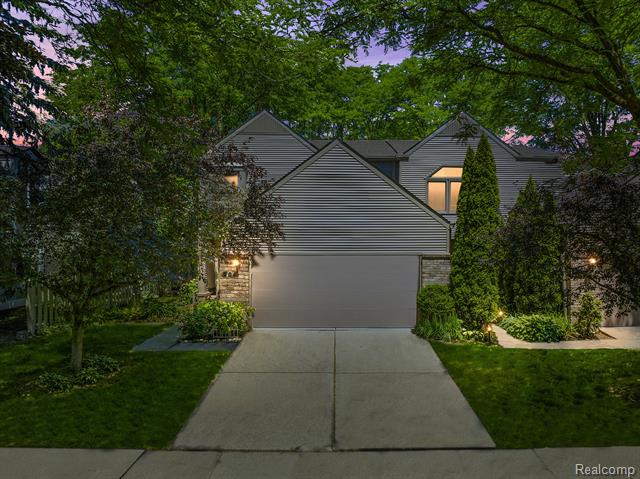 front view picture of 701 E Lincoln St, Birmingham, MI. 48009