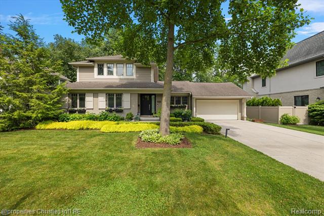 front view picture of 925 Larchlea Dr, Birmingham, MI. 48009