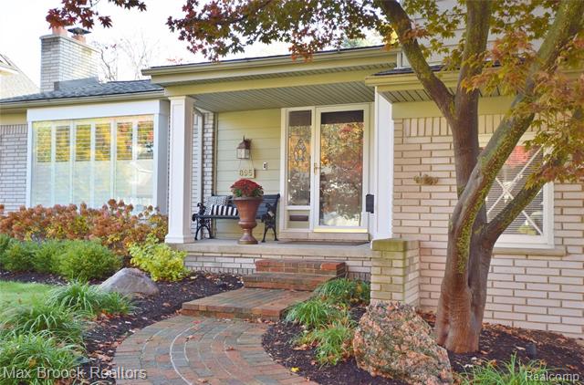 front view picture of 895 S Glenhurst Dr, Birmingham, MI. 48009