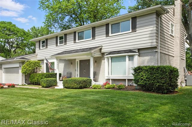 front view picture of 7027 Beverly Crest Dr, West Bloomfield, MI. 48322