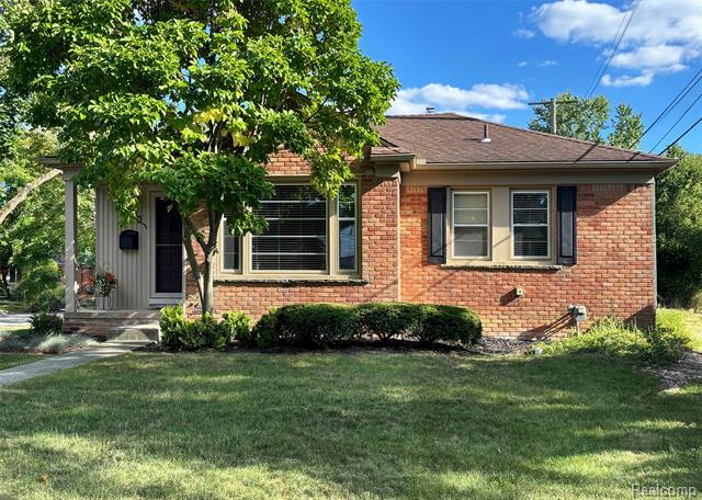 front view picture of 2070 Sheffield Rd, Birmingham, MI. 48009