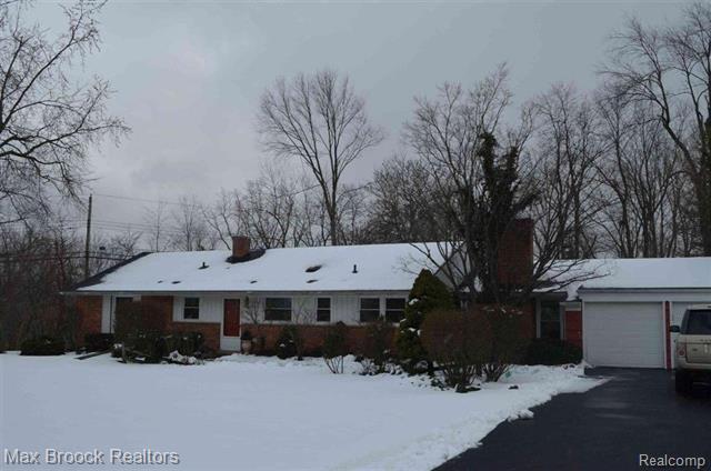 front view picture of 5035 S Clunbury Rd, West Bloomfield, MI. 48322