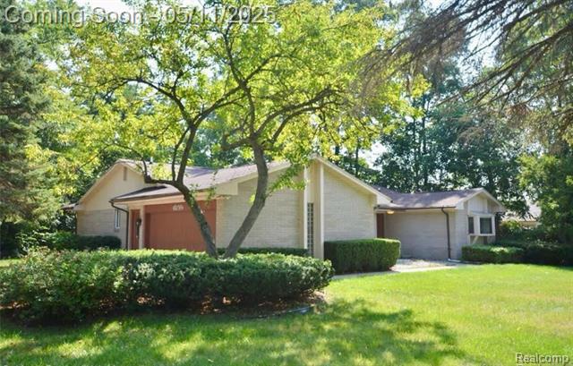 front view picture of 4899 Wye Oak Rd, Bloomfield Hills, MI. 48301