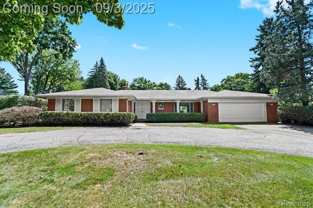 front view picture of 4401 Chisholm Trl, Bloomfield Hills, MI. 48301