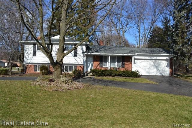 front view picture of 5604 Haymeadow Dr, West Bloomfield, MI. 48322