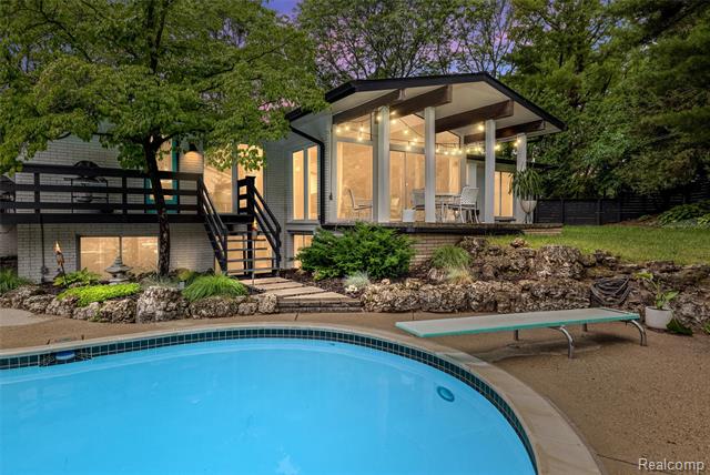 front view picture of 6895 Cedarbrook Dr, Bloomfield Hills, MI. 48301