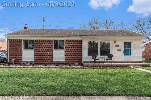 front view picture of 160 Redwood Dr, Troy, MI. 48083