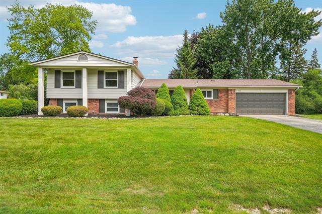front view picture of 6883 Tamerlane Dr, West Bloomfield, MI. 48322