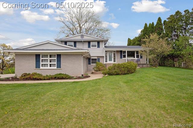 front view picture of 7915 Little Farm Ln, West Bloomfield, MI. 48322