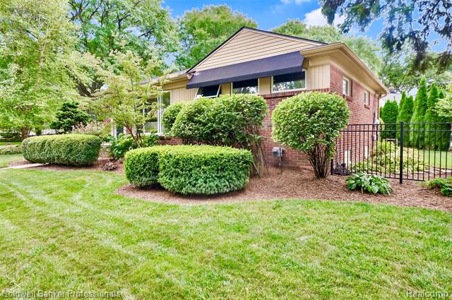 front view picture of 1590 Cheltenham Rd, Birmingham, MI. 48009