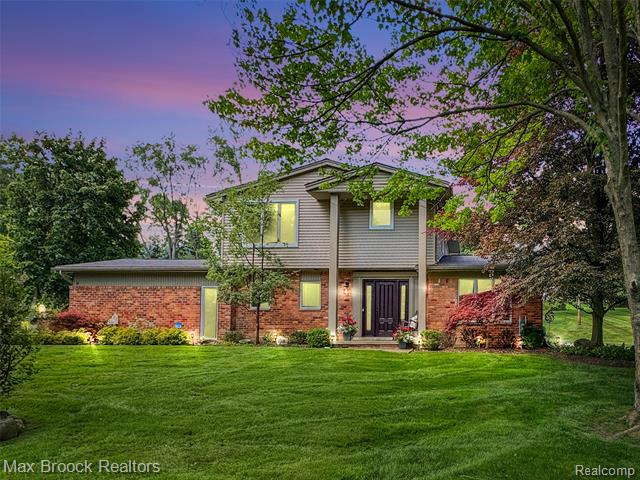 front view picture of 6907 Knollwood Cir W, West Bloomfield, MI. 48322