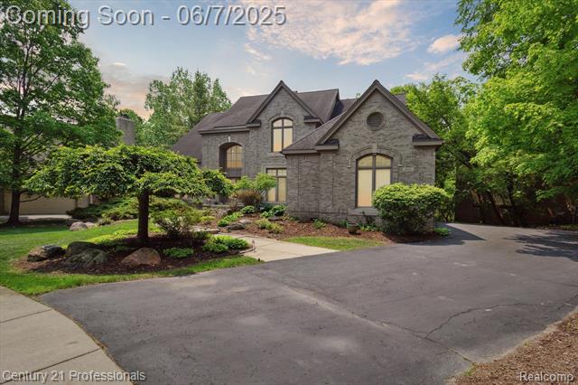 front view picture of 6642 Carlyle Ct, West Bloomfield, MI. 48322