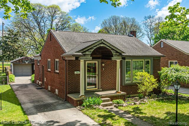 front view picture of 1563 Cheltenham Rd, Birmingham, MI. 48009