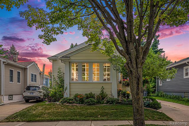 front view picture of 1552 Bennaville Ave, Birmingham, MI. 48009