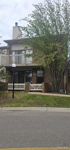 front view picture of 6660 Maple Lakes Dr, West Bloomfield, MI. 48322