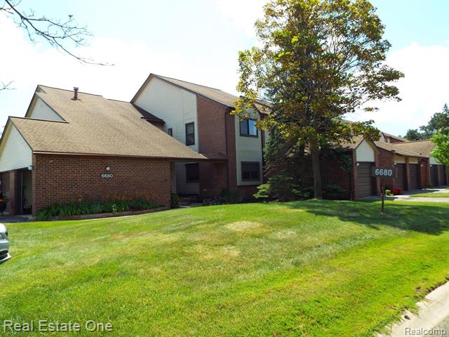 front view picture of 6680 Ridgefield Cir, West Bloomfield, MI. 48322