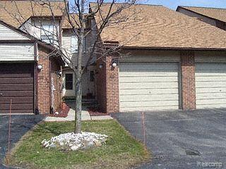 front view picture of 6620 Ridgefield Cir, West Bloomfield, MI. 48322