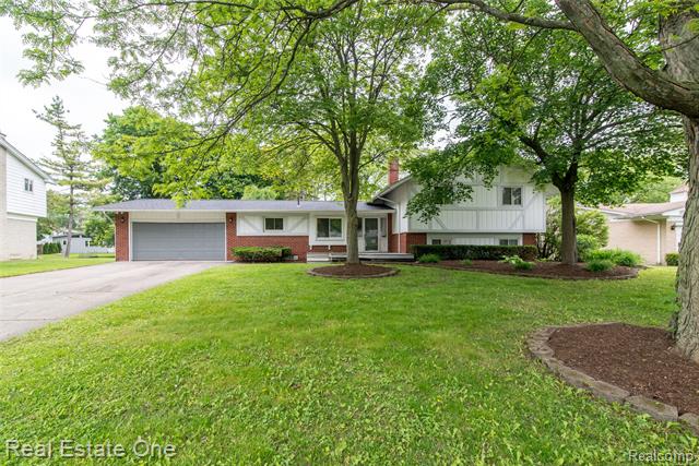 front view picture of 6845 Tamerlane Dr, West Bloomfield, MI. 48322
