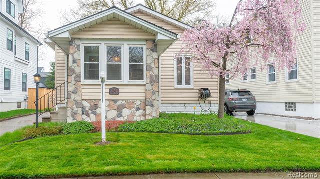 front view picture of 1439 Bennaville Ave, Birmingham, MI. 48009