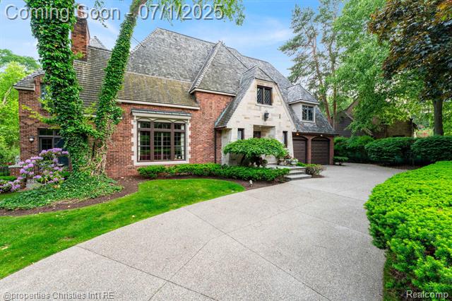 front view picture of 633 Hawthorne St, Birmingham, MI. 48009