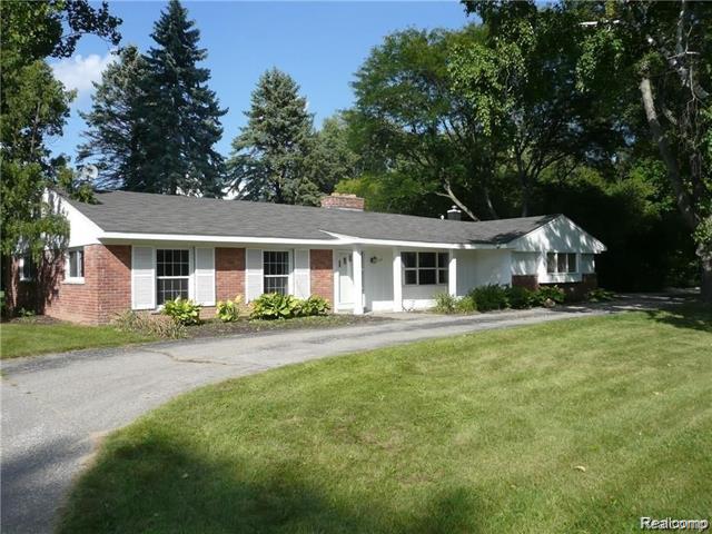 front view picture of 4044 Country Club Dr, Bloomfield Hills, MI. 48301