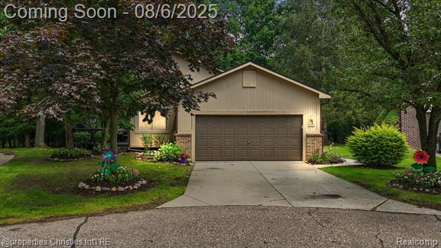 front view picture of 6329 Brookview Ln, West Bloomfield, MI. 48322