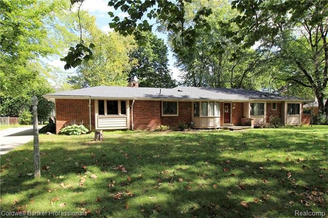 front view picture of 343 Wadsworth Ln, Bloomfield Hills, MI. 48301