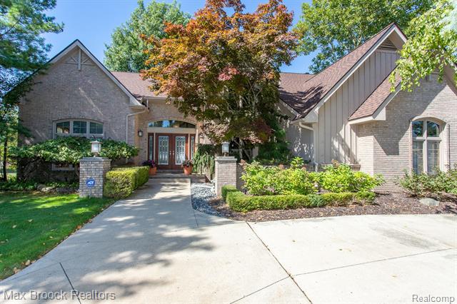 front view picture of 6362 Charles Dr, West Bloomfield, MI. 48322
