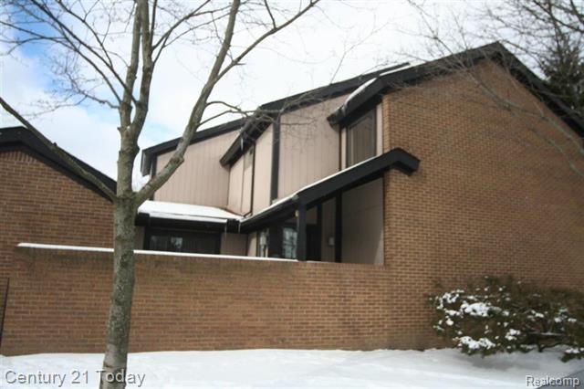 front view picture of 5214 Brett Ct, West Bloomfield, MI. 48322