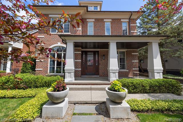 front view picture of 1011 Pierce St, Birmingham, MI. 48009