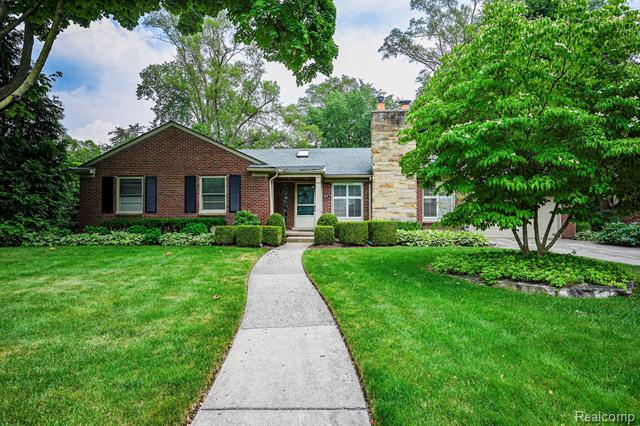 front view picture of 827 Larchlea Dr, Birmingham, MI. 48009