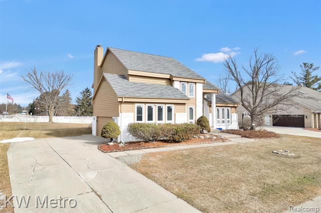 front view picture of 6250 Stonebridge W, West Bloomfield, MI. 48322