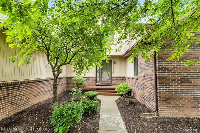 front view picture of 7513 Hickory Hill Dr, West Bloomfield, MI. 48322