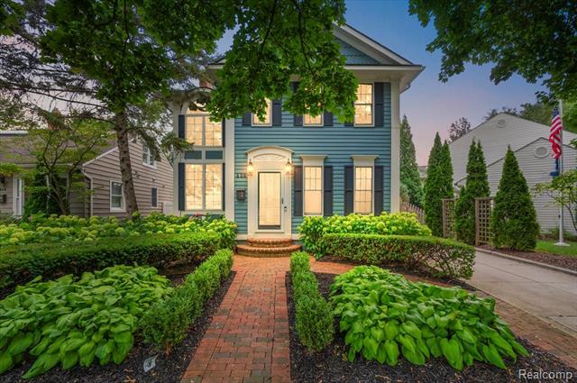 front view picture of 428 George St, Birmingham, MI. 48009