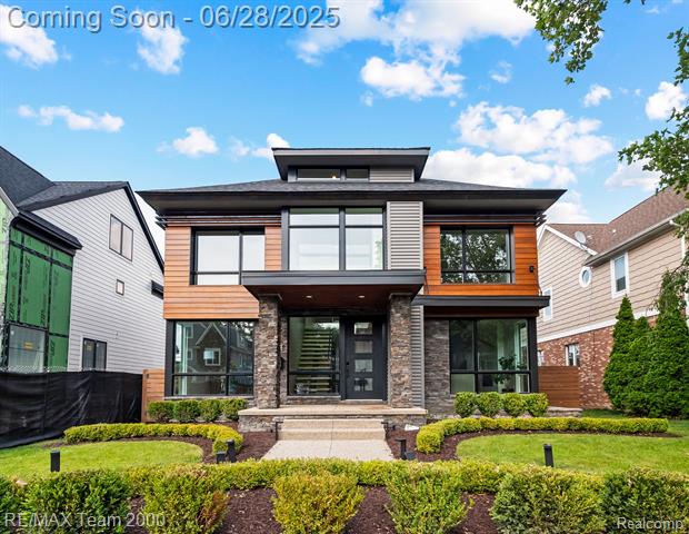 front view picture of 927 Ann St, Birmingham, MI. 48009