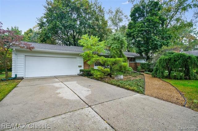 front view picture of 3615 Middlebury Ln, Bloomfield Hills, MI. 48301