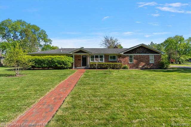 front view picture of 2985 Summervale Ln, Bloomfield Hills, MI. 48301