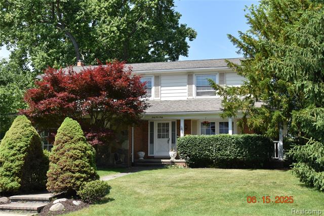 front view picture of 6560 Perham Dr, West Bloomfield, MI. 48322