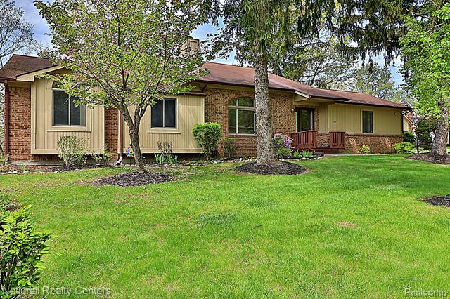 front view picture of 6400 Pinecrest, West Bloomfield, MI. 48322