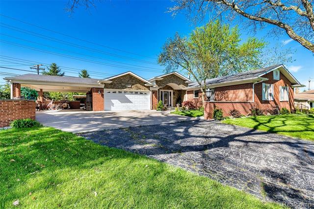 front view picture of 6739 White Pine Ct, Bloomfield Hills, MI. 48301