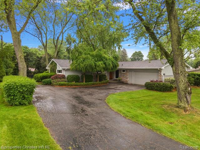 front view picture of 6727 Lahser Rd, Bloomfield Hills, MI. 48301