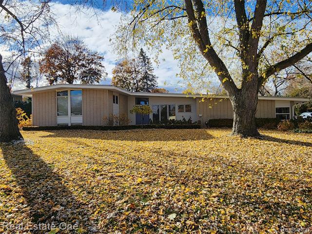 front view picture of 6660 Woodbank Dr, Bloomfield Hills, MI. 48301