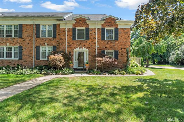front view picture of 100 Billingsgate Ct, Bloomfield Hills, MI. 48301