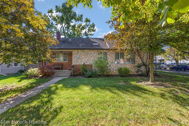 front view picture of 810 Chestnut St, Birmingham, MI. 48009